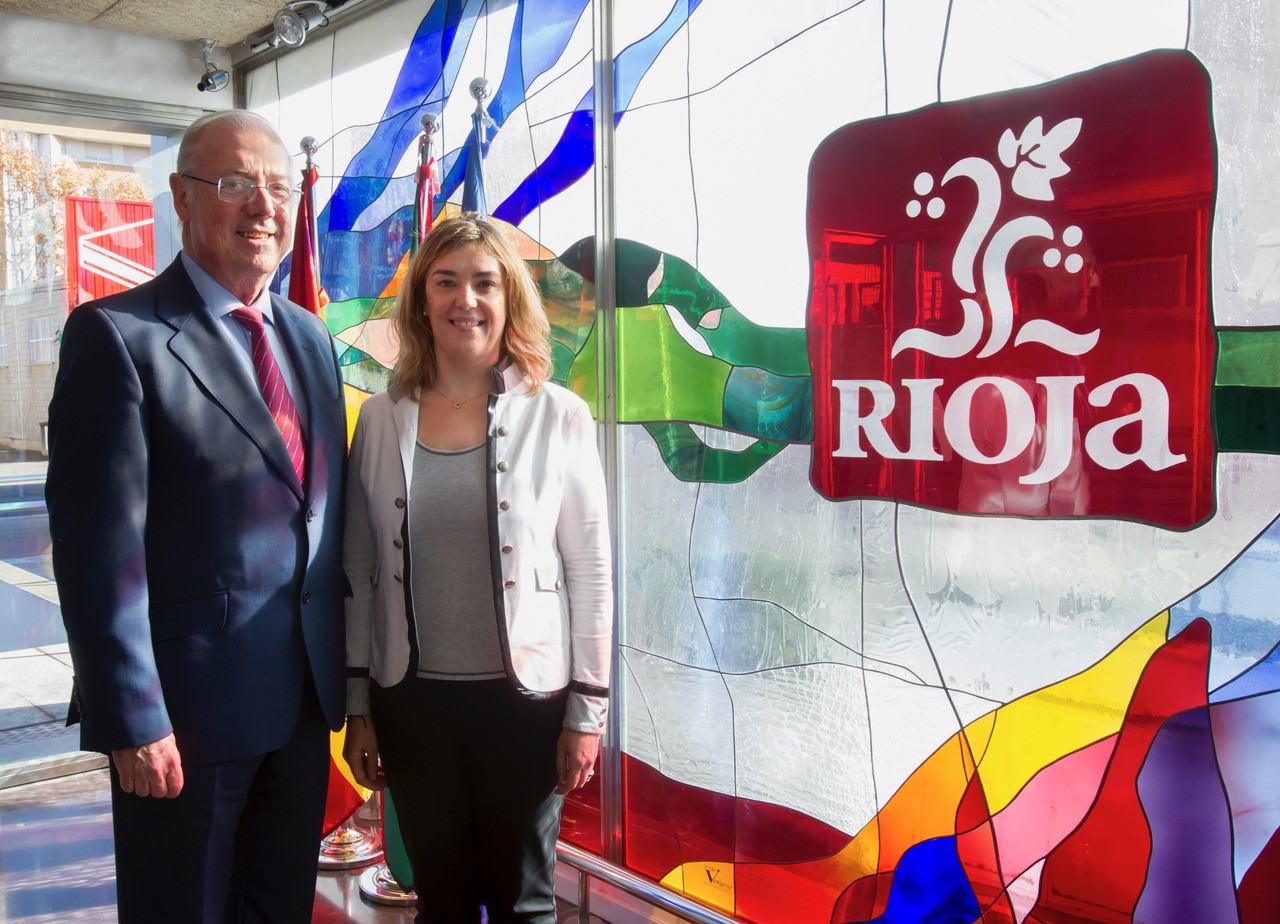 Foto: Fernando Salamero, presidente del Consejo Regulador de la DOCa Rioja junto a Roser Queraltó, directora de expansión y desarrollo de Euroleague Basketball en la sede del Consejo Regulador.