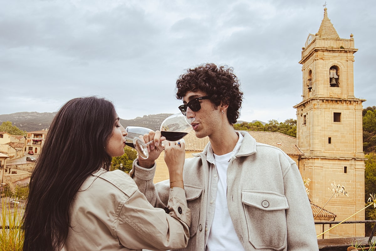 pareja haciendo enoturismo en Rioja