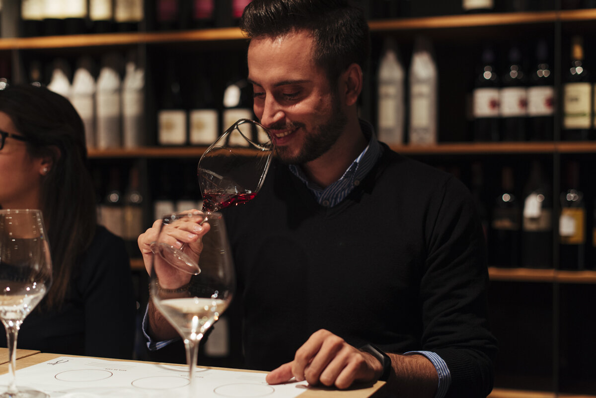 hombre catando vinos