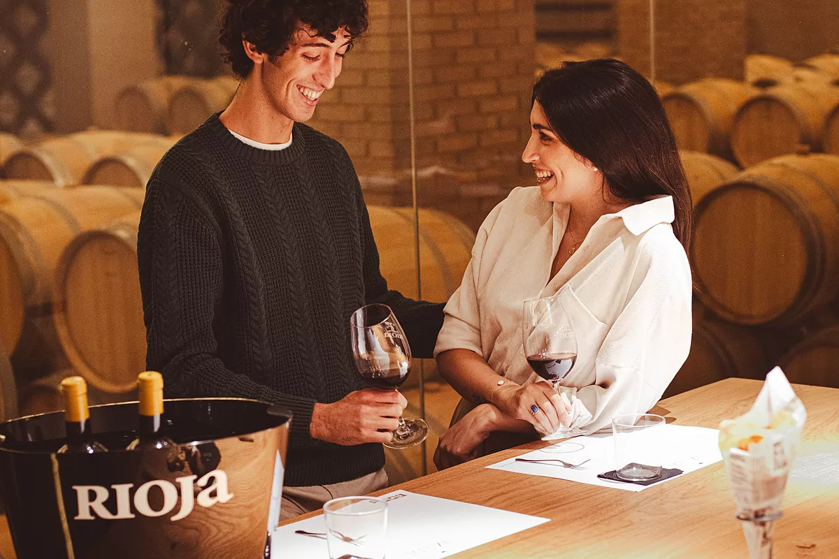 pareja bebiendo una copa de vino Rioja