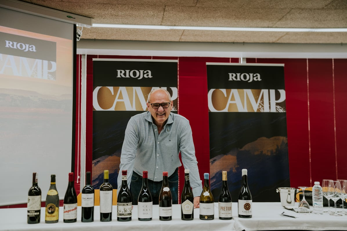 Pedro Ballesteros, experto en vino, apoyado en una mesa de catas.